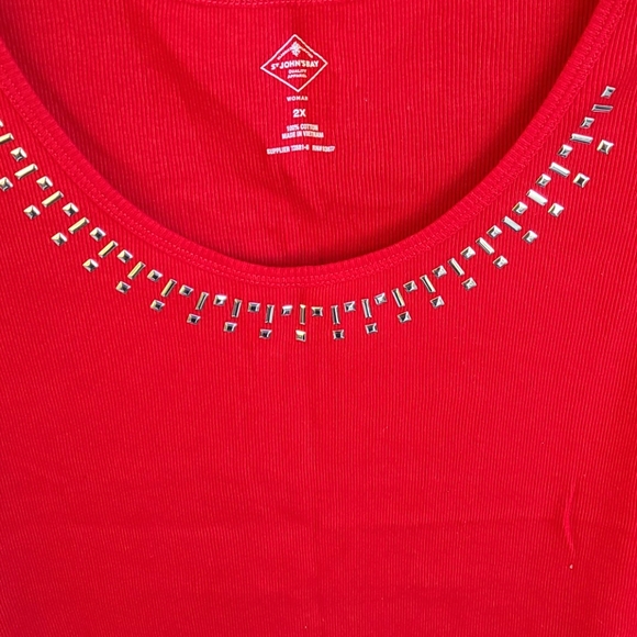 Red sleeveless top - Picture 3 of 4